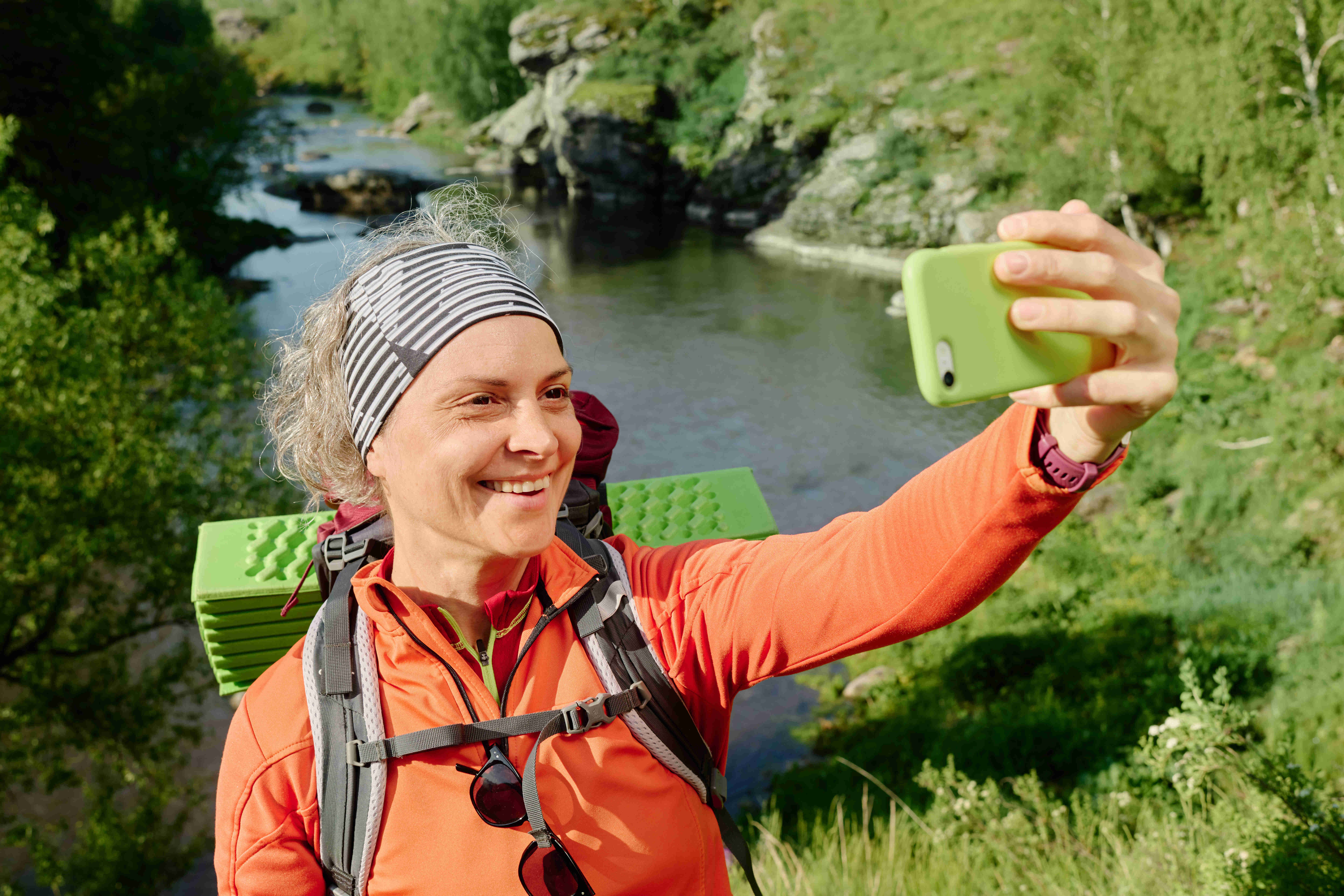 Selfie im Urlaub, immer verbunden mit eSIM Schweiz