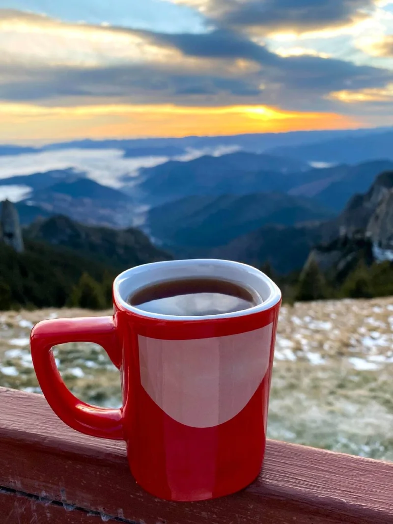 Kaffeetasse bei Sonnenuntergang mit Blick auf den Himmel – perfekte Pause für eSIM-Reisende in der Schweiz