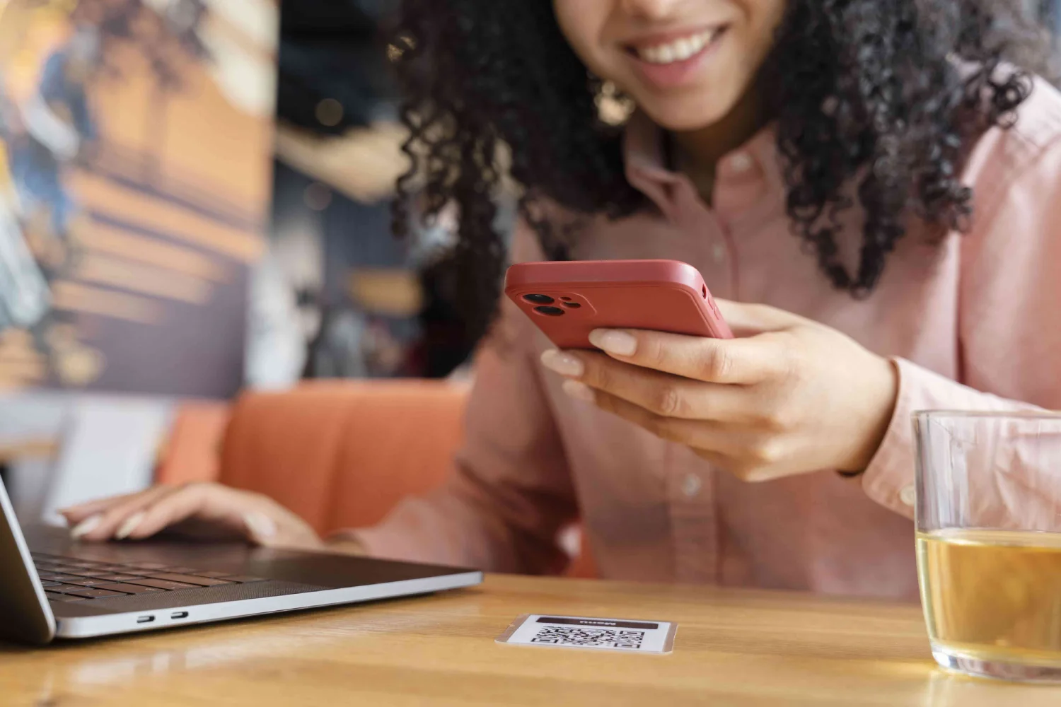 close-up-smiley-woman-with-devices